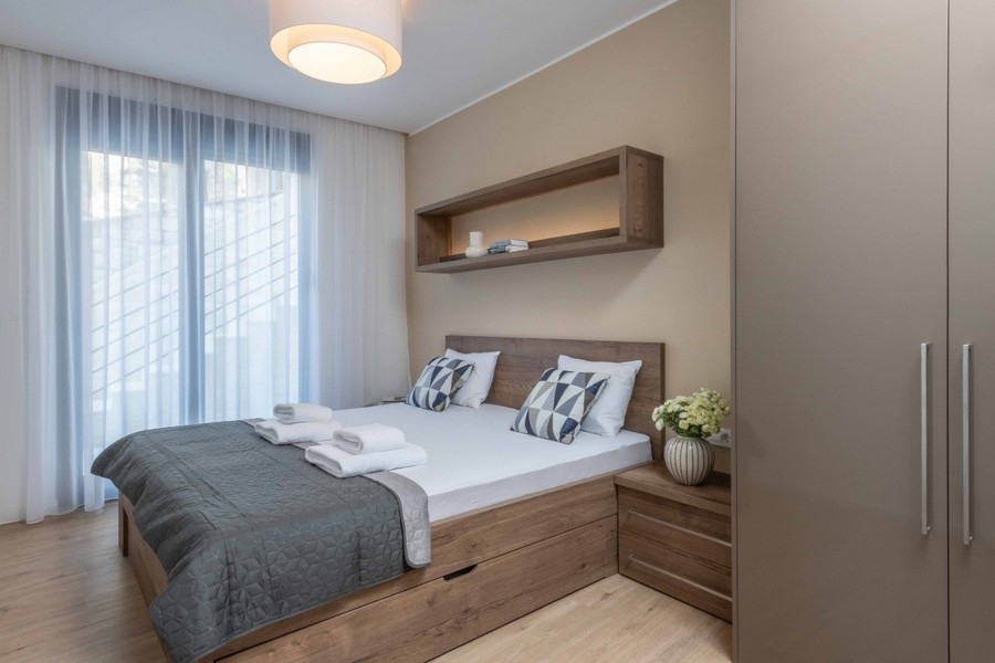 Hálószoba kijárattal a teraszra.