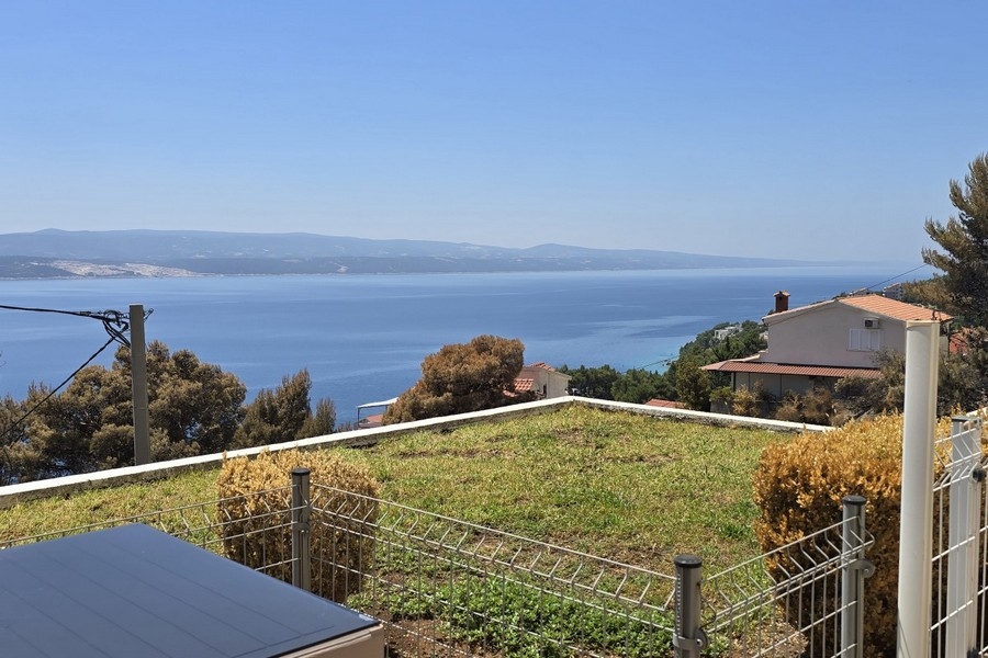 Tengerre néző A3891-es lakás eladó Omis közelében, Horvátországban.