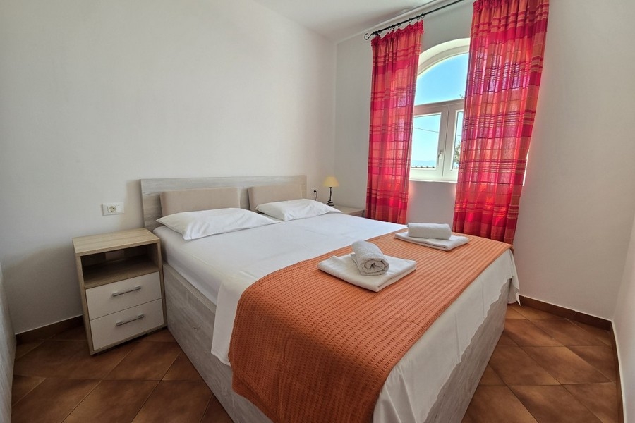 Hálószoba franciaággyal és ablakkal