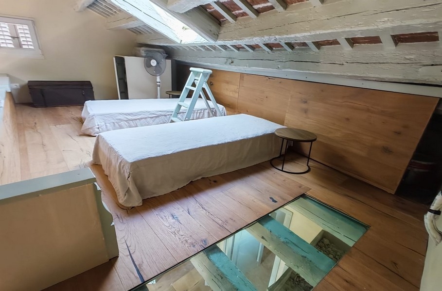 Két egyszemélyes ágy a galérián.