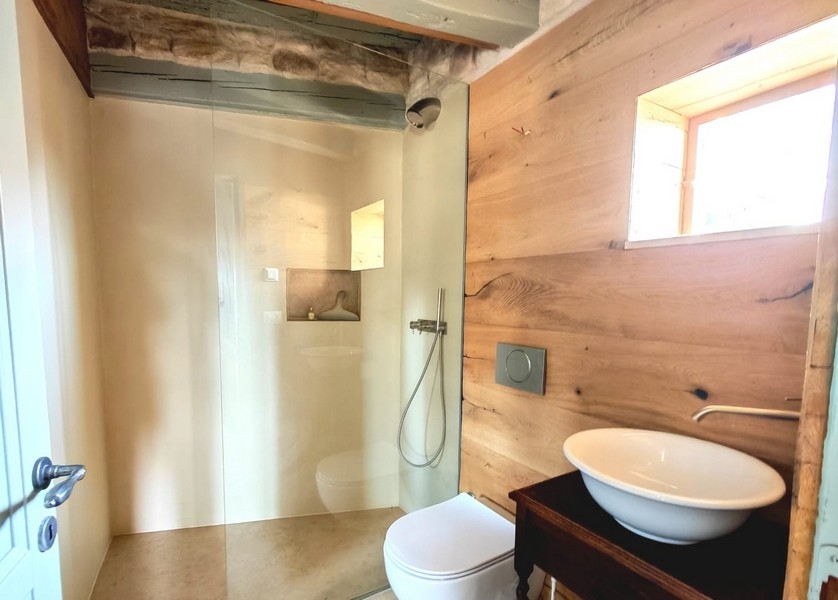 Modern fürdőszoba óvárosi lakásban Horvátországban.