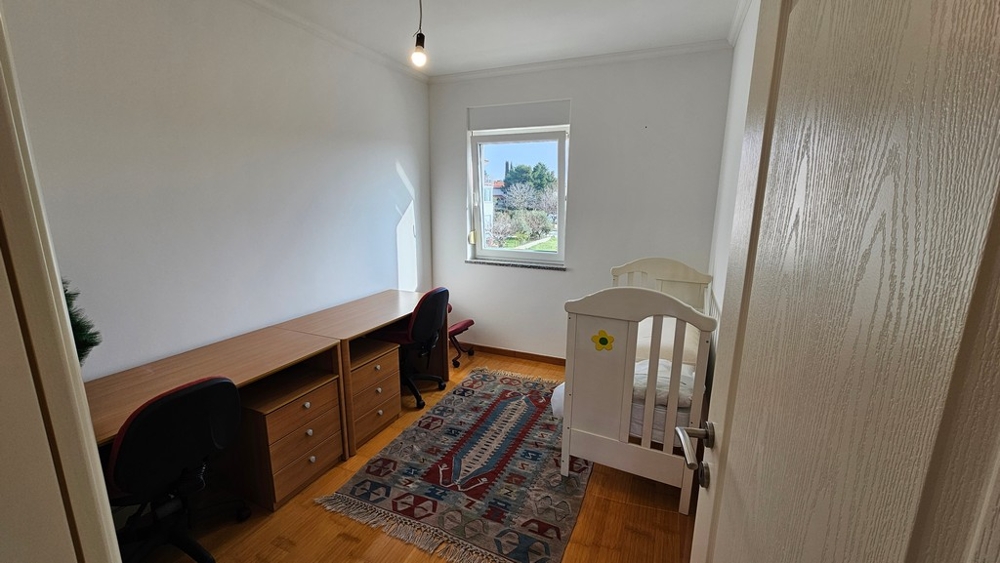 Kis hálószoba íróasztallal az apartmanban
