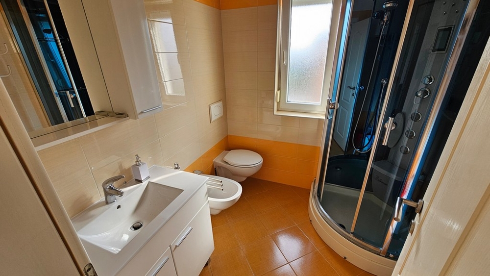Fürdőszoba zuhanyzóval az apartmanban Novigradban