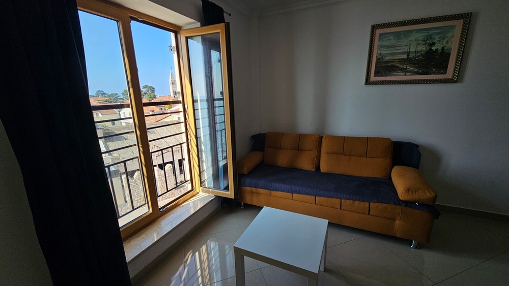 Az A3894-es ajánlat lakóterülete a tenger közelében, Novigradban, Isztria.