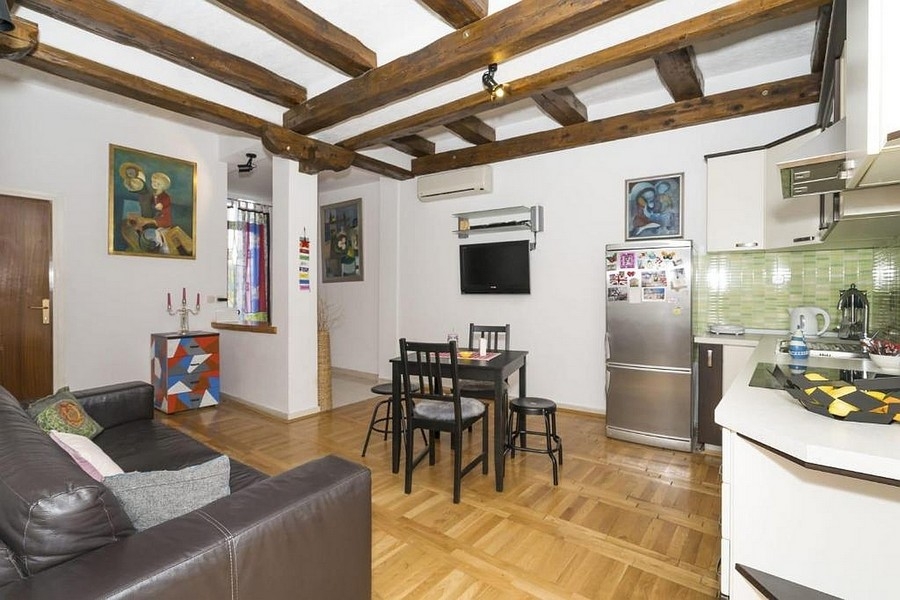 Nappali konyhával és étkezővel, valamint fagerendás mennyezettel