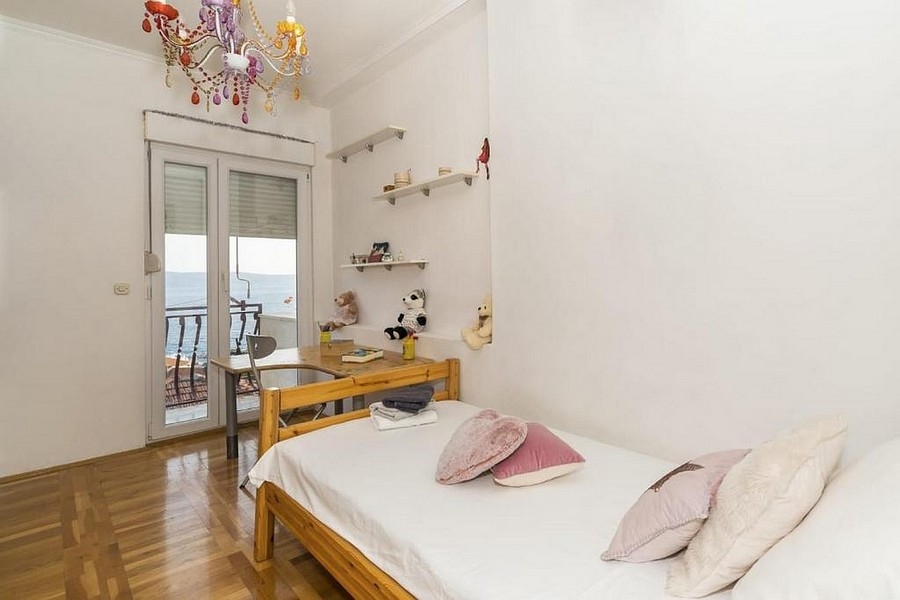 Gyermekszoba ággyal és tengerre néző erkéllyel