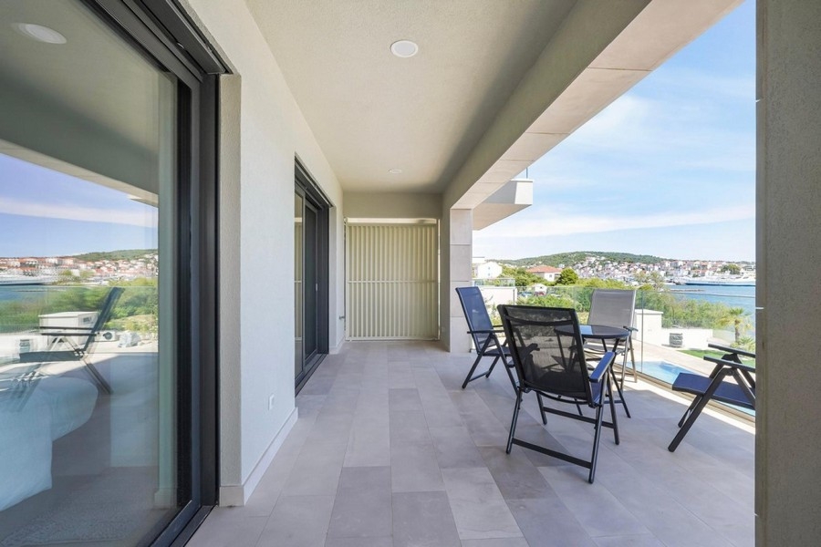 Fedett terasz tengerre néző modern apartmanban