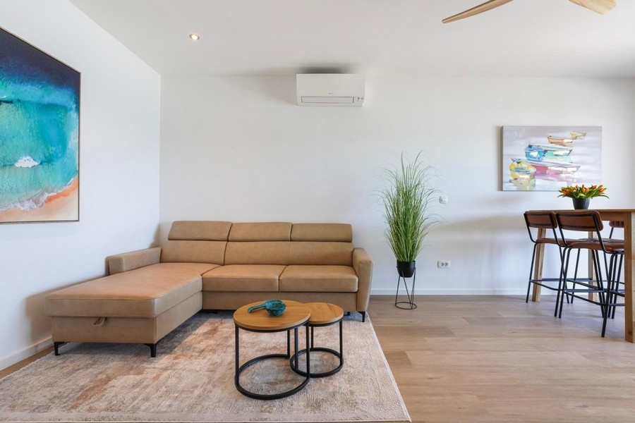 Világos nappali egy modern tengerparti apartmanban
