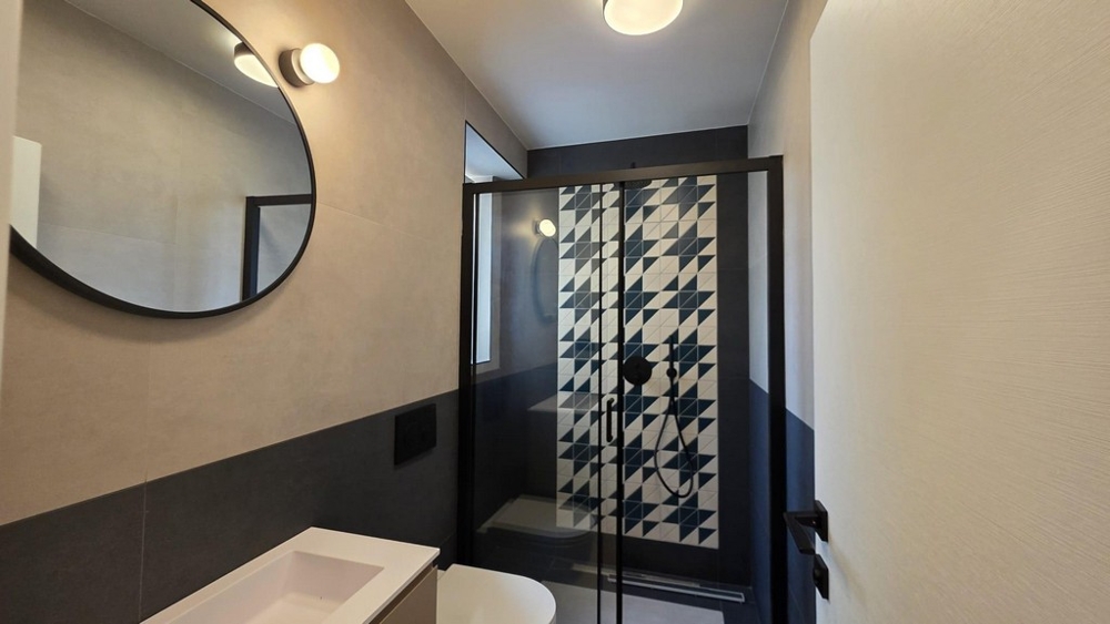 Konyha beépített gépekkel és kijárat az erkélyre