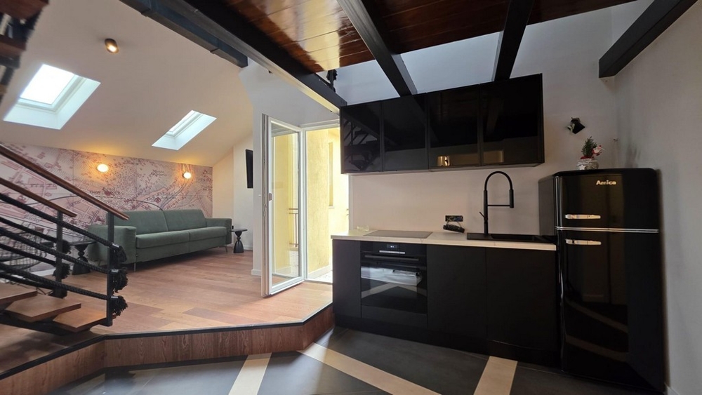 Nappali nyitott konyhával és modern berendezéssel