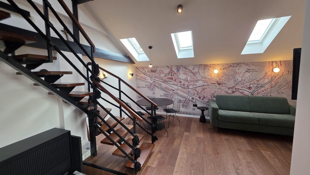 Nyitott nappali galériával és lépcsőkkel