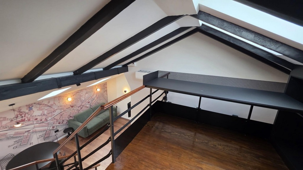 Galéria munkaterülettel ferde mennyezet alatt