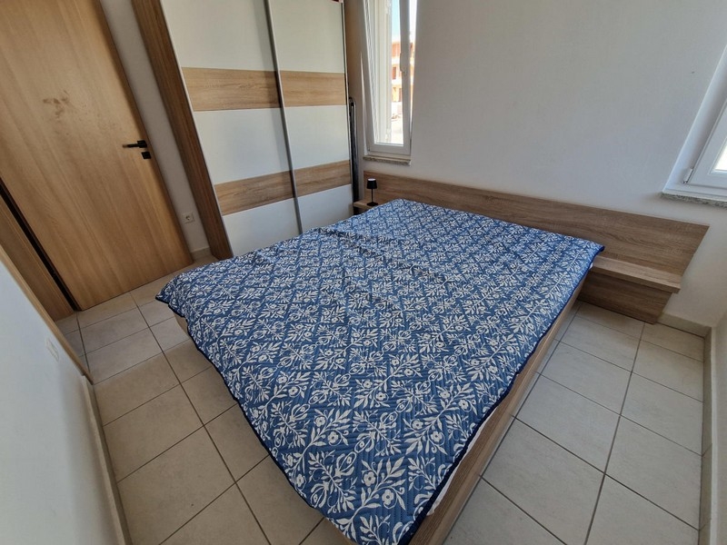 Hálószoba gardróbbal és kilátással az ablakra