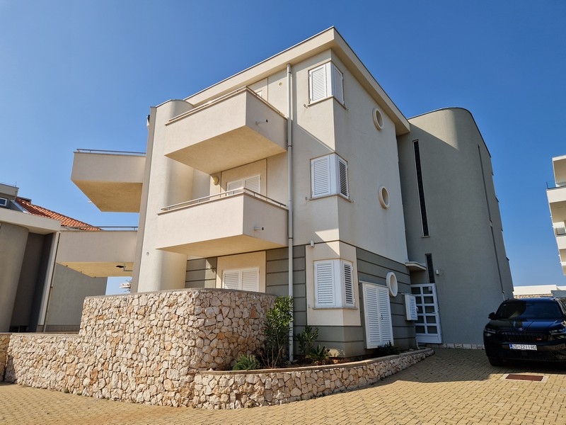 Lakóépület parkolóhellyel a ház előtt