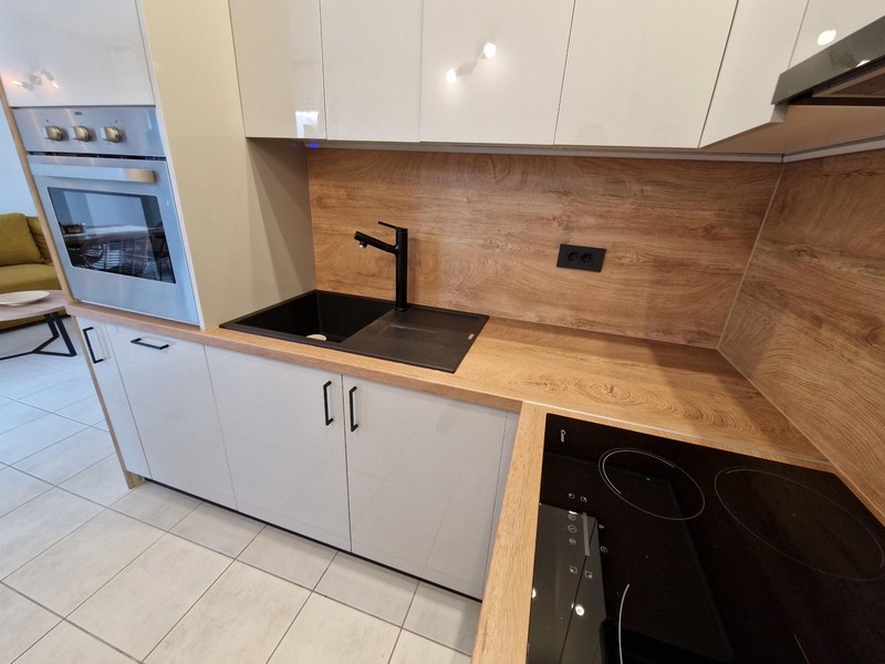 Részletes nézet a konyháról mosogatóval és munkafelülettel