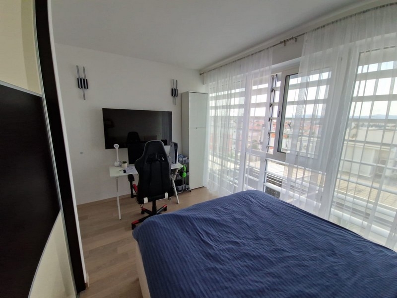 Hálószoba munkahelyi és erkély hozzáféréssel