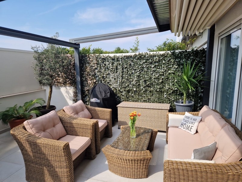 Hangulatos terasz az A3901 ajánlat Zadarban, Dalmáciában.