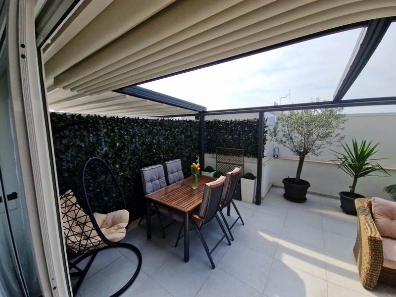 Tágas terasz az A3901-es ingatlanhoz Dalmáciában.