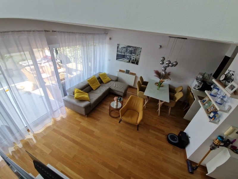 Világos nappali galériával és nagy ablakokkal