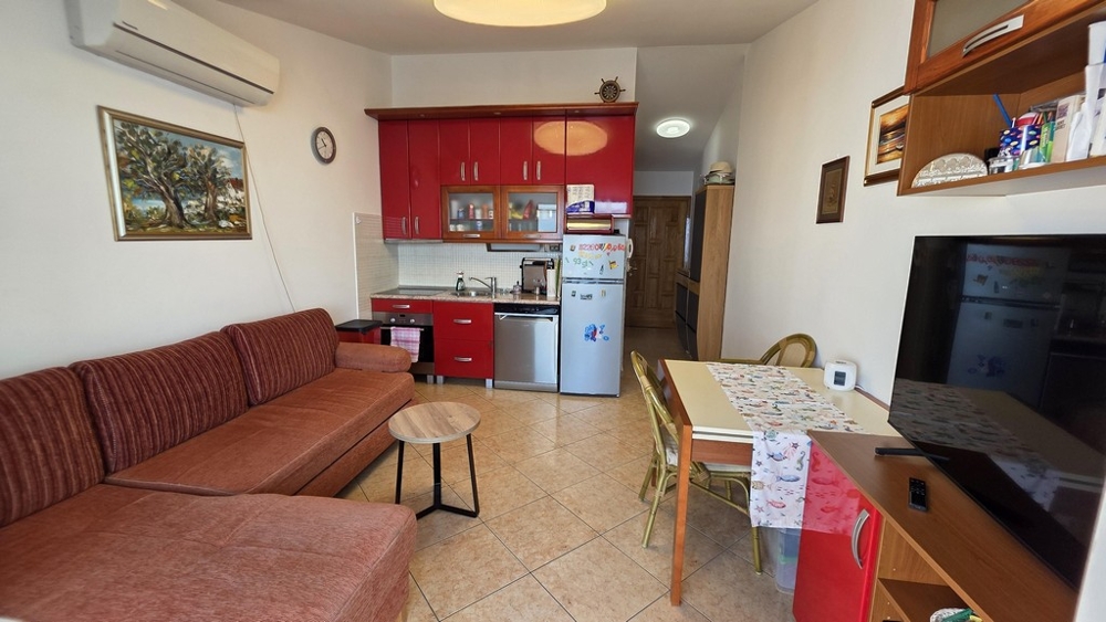 Nappali kanapéval és nyitott konyhával