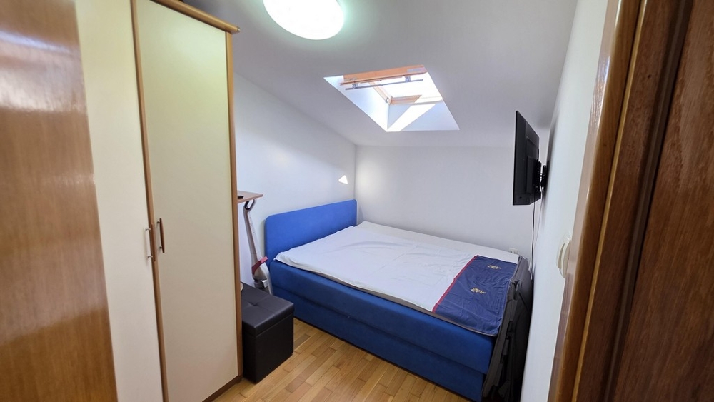 Hálószoba tetőablakkal és egyszemélyes ággyal