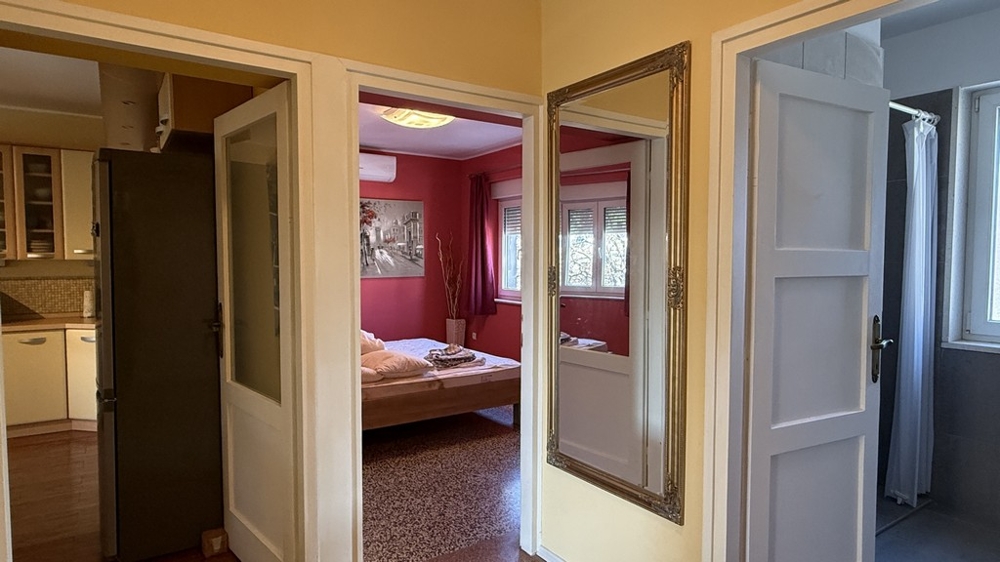 Hálószoba franciaággyal és légkondicionálóval Vodicében