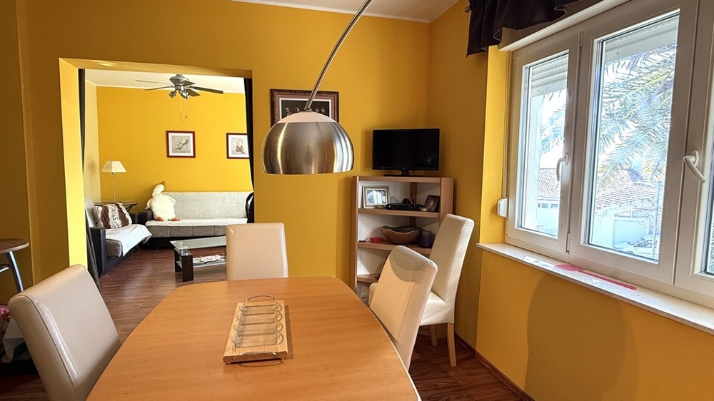 Étkező asztallal és átjáró a nappaliba