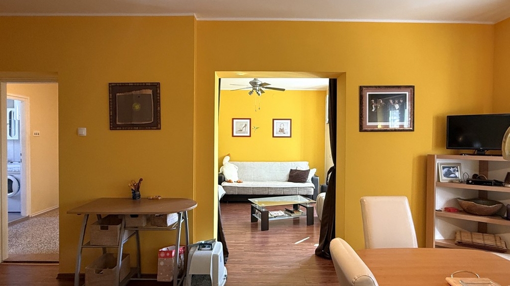 Nyitott konyha felszerelt konyhával és gépekkel Vodicében