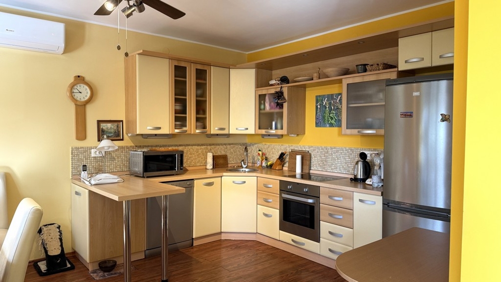 A nappaliból nyílik a konyha és a folyosó