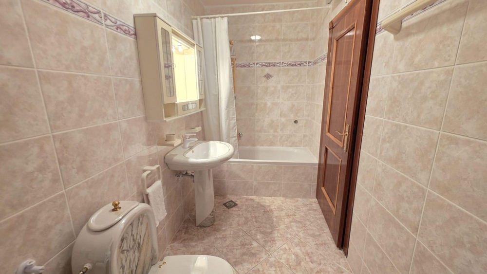 Fürdőszoba káddal és mosdóval