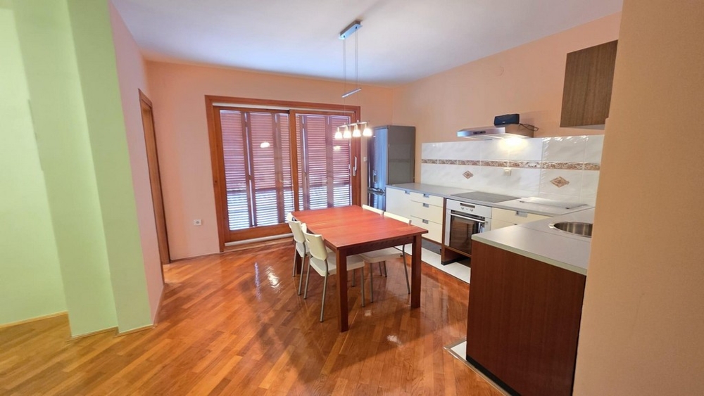 Nappali konyhával és étkezőasztallal, valamint kijárattal az erkélyre