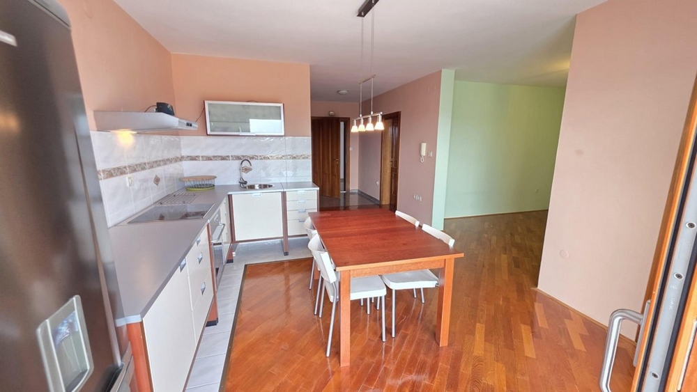 Nappali konyhával és kilátással a folyosóra