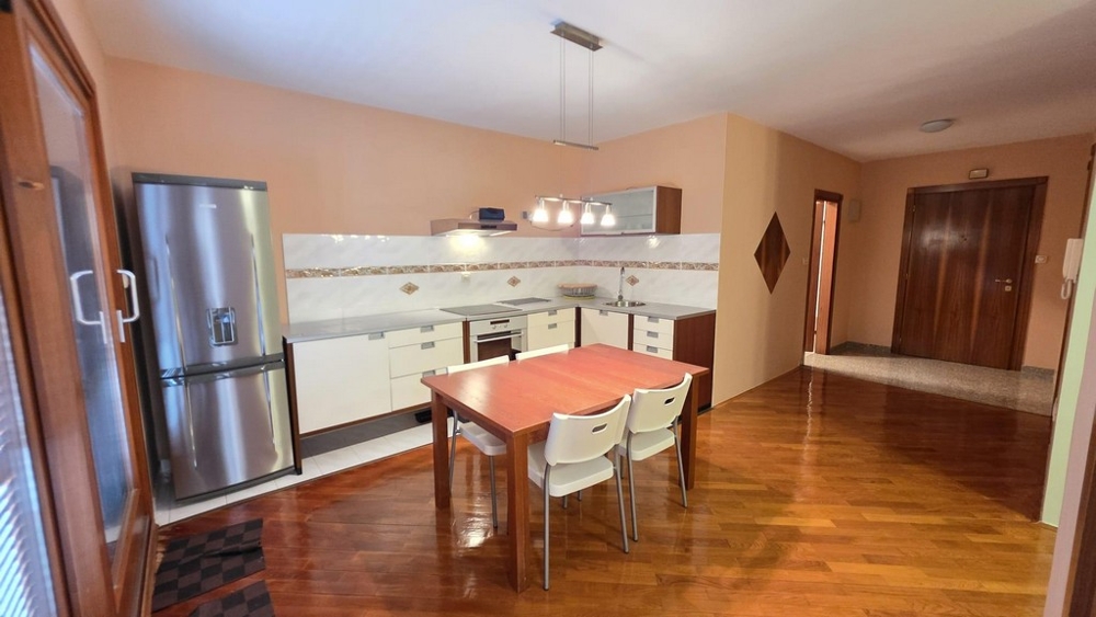 Konyha étkezővel és bejárattal