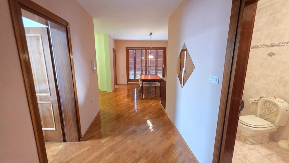 Folyosó, ahonnan elérhető a fürdőszoba és a nappali