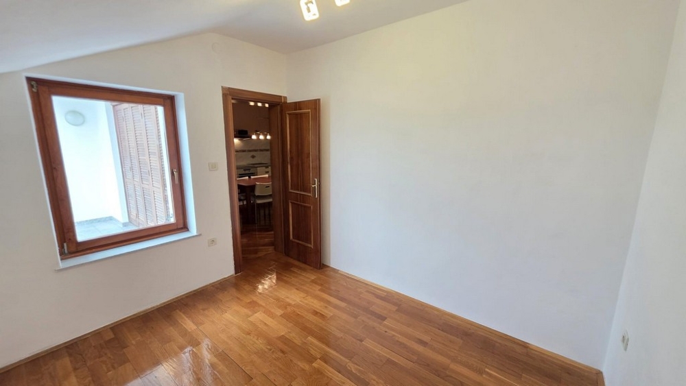 Hálószoba fapadlóval és ablakkal