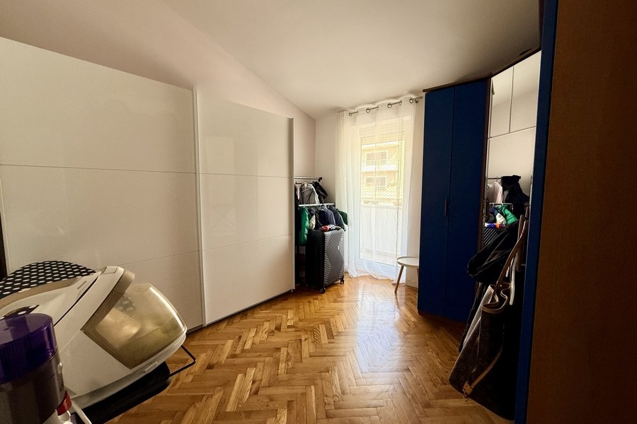 Tárolóhellyel és sokoldalúsággal rendelkező szoba