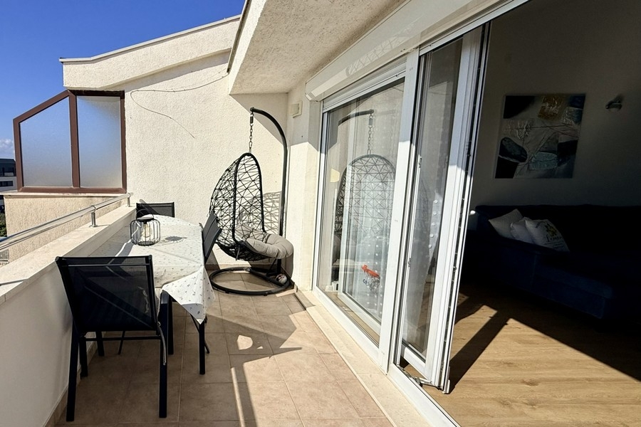 Az A3905 apartman terasza Splitben, Dalmáciában - a Panorama Scouting ingatlanügynöke.