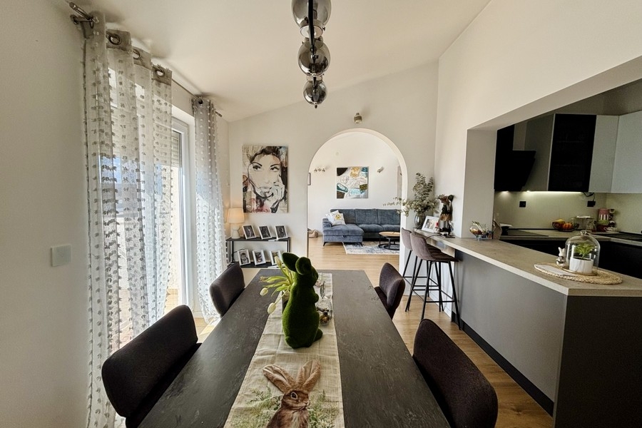 Nyitott étkezősarok, hozzáféréssel a konyhához és sok természetes fénnyel