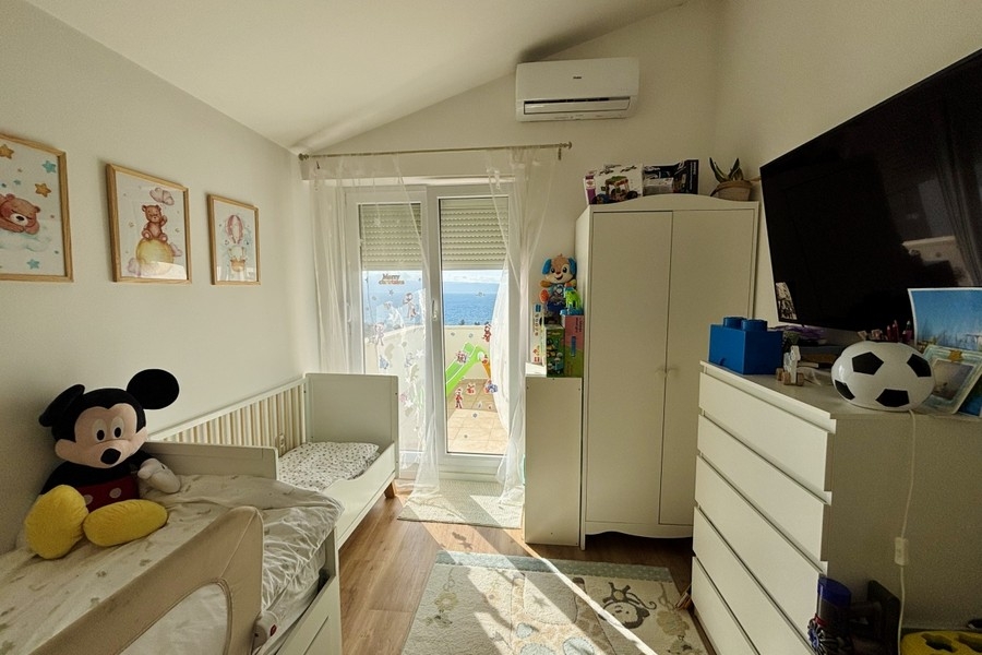 Gyerekszoba tengerre néző erkéllyel