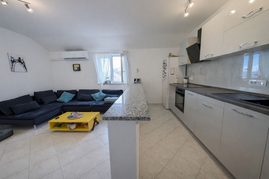 Modern nappali nyitott konyhával és kanapéval