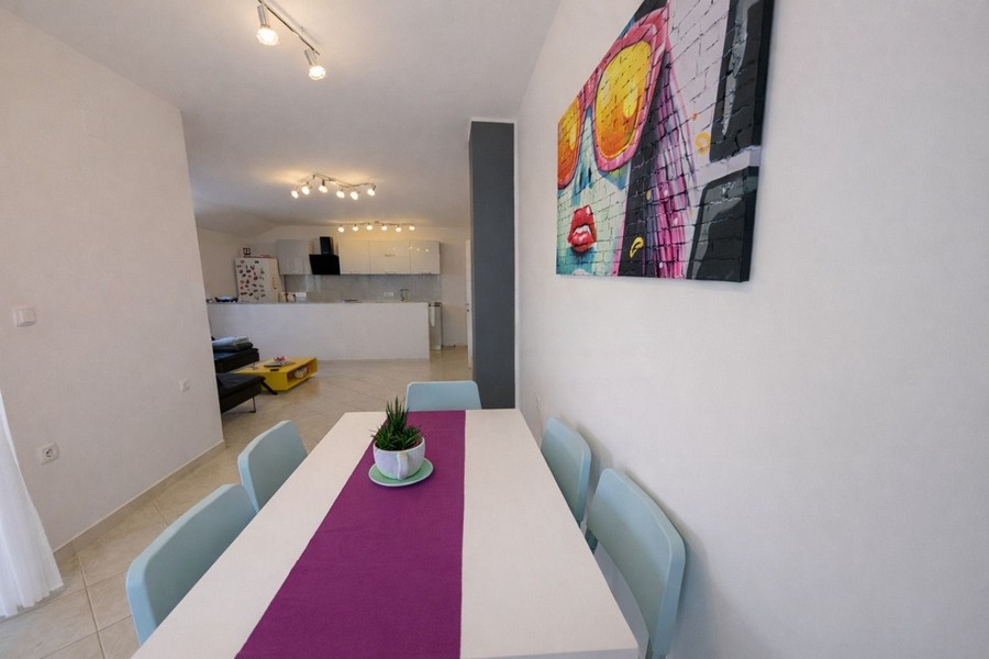 Étkező asztallal és kijárat a teraszra