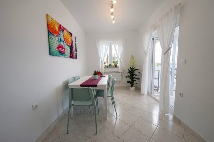 Erkélyes étkező és sok természetes fény