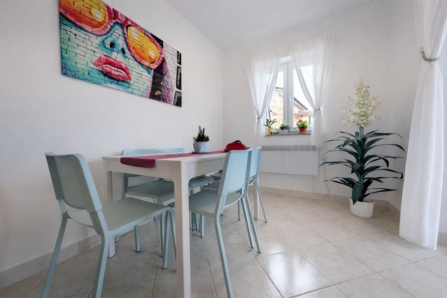 Étkező ablakkal és modern bútorokkal