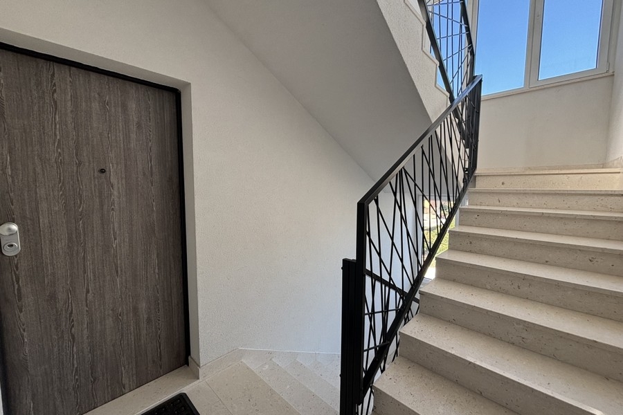 Lépcsőház az épületben, ahonnan be lehet jutni a lakásba