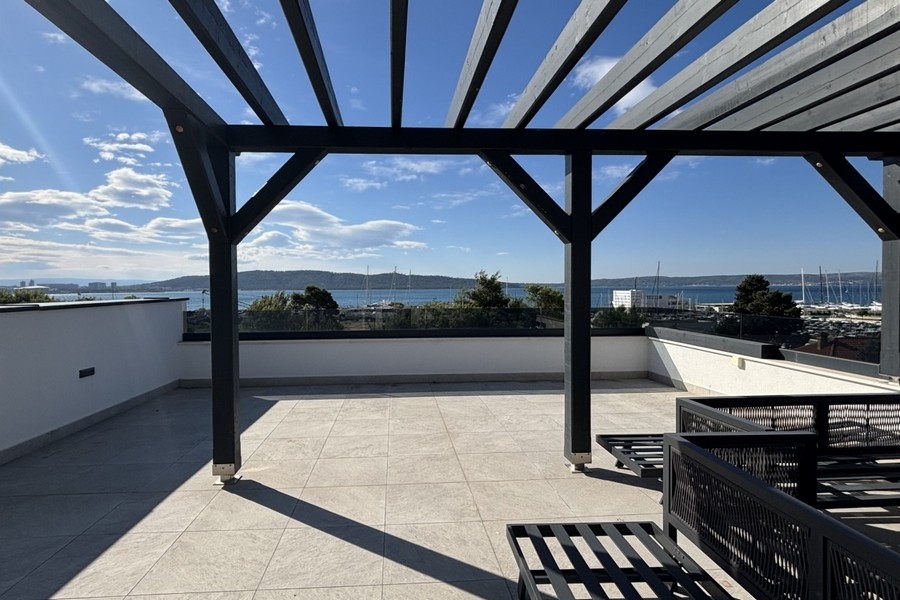 Nagy tetőterasz, kilátással a pergolára és a tengerre