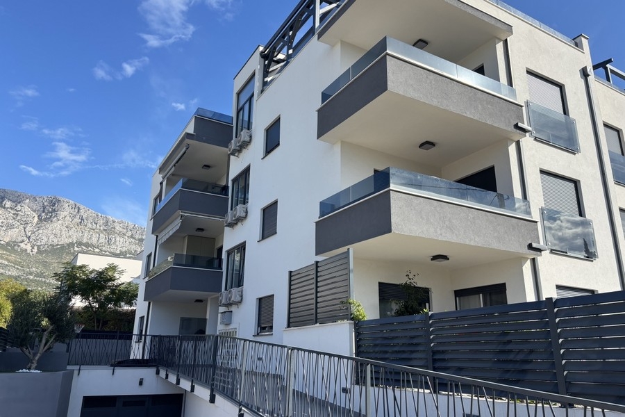 Modern lakókomplexum erkéllyel és külső kilátással