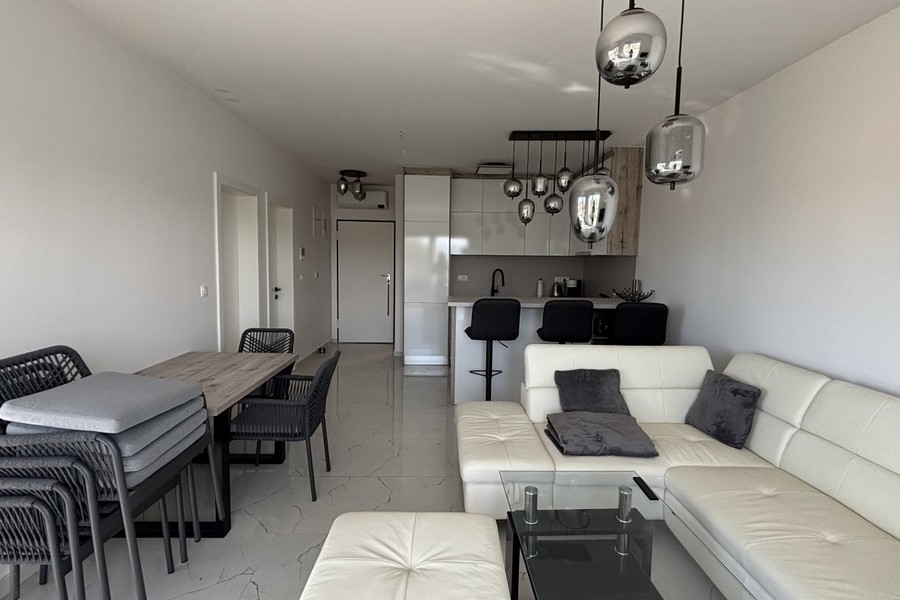 Modern nappali nyitott konyhával és ülősarokkal