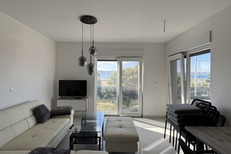 Nappali erkéllyel és kilátással a tengerre