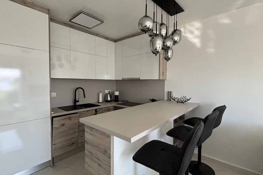 Modern konyha sziget- és bárszékekkel