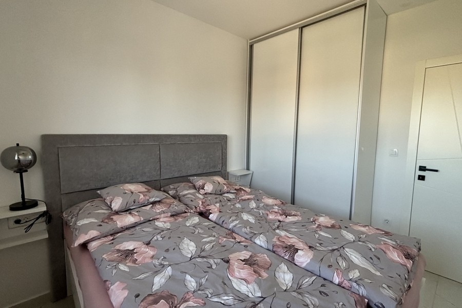 Hálószoba franciaággyal és beépített gardróbbal